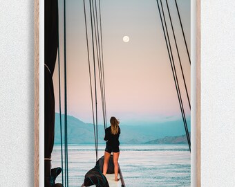 Impresión fotográfica de una joven con la luna puesta en la mañana, Komodo, Indonesia. Aventura de viaje.