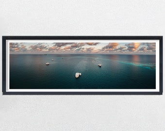 Barcos de buceo en el atolón de Maldivas. Fotografía panorámica aérea con drones.