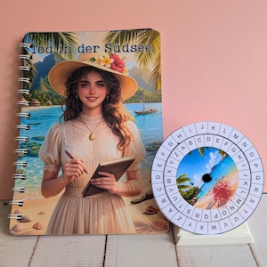 Könnte beinhalten: Ein Spiralnotizbuch mit dem Titel "Tod in der Südsee" und ein Chiffrier-Rad. Das Notizbuch zeigt eine Illustration einer Frau am Strand. Das Chiffrier-Rad hat Buchstaben und eine tropische Strandszene.