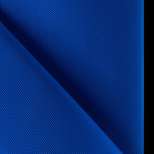 K&ouml;nnte beinhalten: Nahaufnahme eines strukturierten, k&ouml;nigsblauen Stoffes. Das Material ist gefaltet, wodurch Schatten entstehen und das gewebte Muster hervorgehoben wird. Die tiefblaue Farbe dominiert das Bild, mit einem schwarzen Hintergrund.