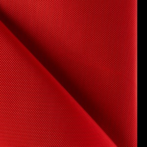 K&ouml;nnte beinhalten: Nahaufnahme eines leuchtend roten Stoffes mit einem strukturierten Webmuster. Das Material ist diagonal gefaltet, wodurch ein Spiel aus Licht und Schatten entsteht. Der Hintergrund ist einfarbig schwarz.