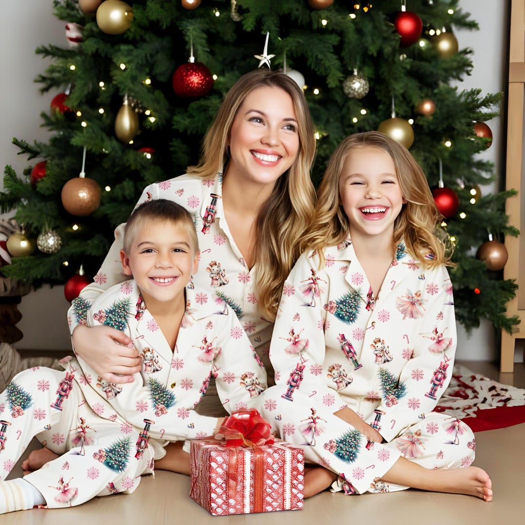 Mama Claus Plaid Letter Tee and Nutcracker Shorts 2pcs Lounge Set main image 1