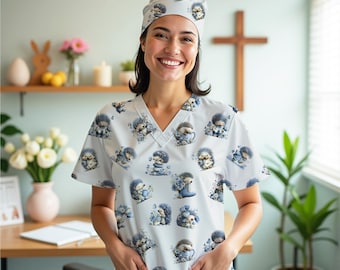 Könnte beinhalten: Hellblaues Scrub-Top und -Cap-Set mit einem sich wiederholenden Muster aus entzückenden Igeln mit blauen floralen Akzenten. Das Scrub-Top hat einen V-Ausschnitt und zwei Vordertaschen. Die Cap hat einen passenden Druck. Für medizinisches Fachpersonal.