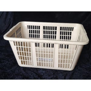 Cesto de ropa vintage Rubbermaid 2965, color beige almendra, de plástico rectangular.