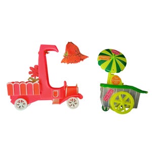 Könnte beinhalten: Ein Vintage-Spielzeugset mit einem roten Lastwagen mit Blumendesign, einem orangefarbenen Hut und einem Eiswagen mit einem grün-gelben Schirm. Der Eiswagen hat ein Schild mit der Aufschrift "Ice Cream" und "Hot Dogs".