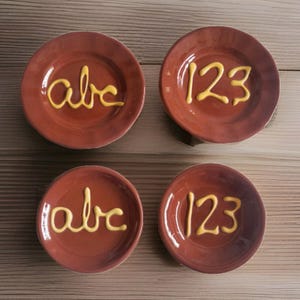 Små tallrikar i rödgods från Tennessee Clayworks ABC 123 Lärargåva Skola