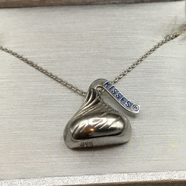 Zales Famous Kiss Pendant 925 Sterling Silver on a Silver chain. Marked WTJ China