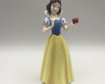 Vintage Royal Doulton Snow White Disney DP8 hand painted 6.75” Tall holding a red apple Made in 1998