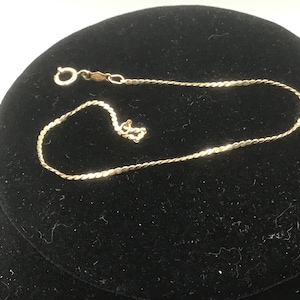 Bracelet à chevrons en or jaune massif 14 carats. Le bracelet mesure 1,25 mm d'épaisseur et environ 7 3/4 po. Délicat chevrons en or véritable, bracelet pour femme.