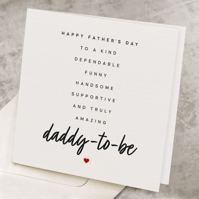 Peut inclure: Une carte blanche avec du texte noir qui dit "Joyeuse f&ecirc;te des p&egrave;res &agrave; un papa gentil, fiable, dr&ocirc;le, beau, attentionn&eacute; et vraiment incroyable &agrave; venir". Un petit c&oelig;ur rouge est sous le texte.