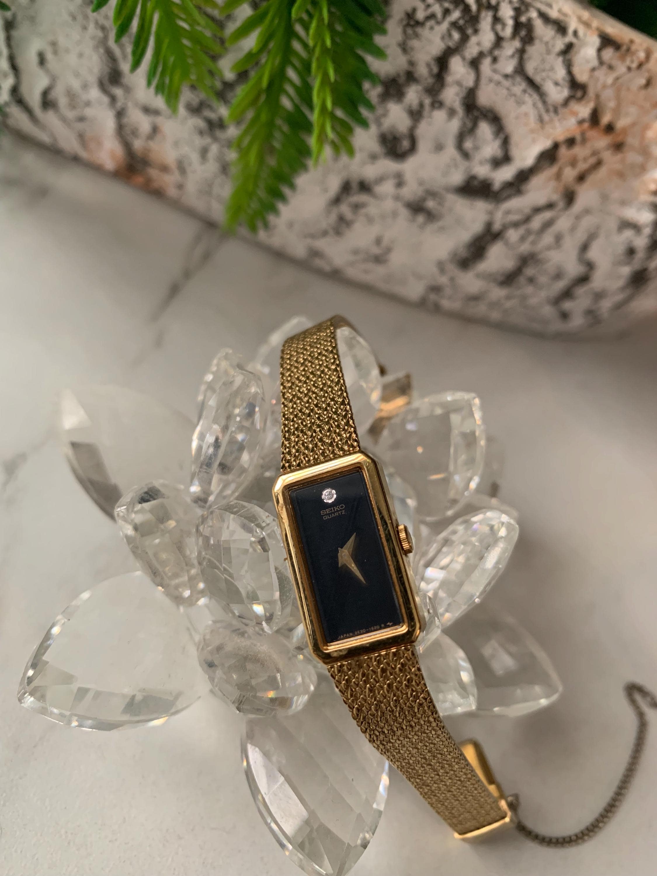 Vintage Seiko Quartz Japon 2E20, métal de base, dos en acier