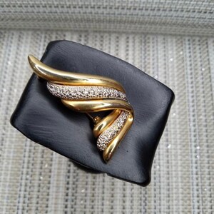 Vintage 90s Gold-tone Pin.