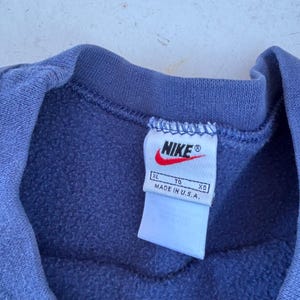 1999-2000-talet Vintage Nike Small Swoosh broderad logotyp blå tröja storlek XL tillverkad i USA, Klassisk Vintage, Urban Outfitters, Streetwear. bild 2
