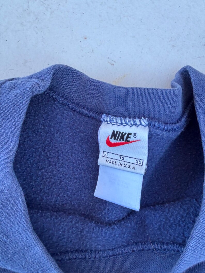 1999-2000-talet Vintage Nike Small Swoosh broderad logotyp blå tröja storlek XL tillverkad i USA, Klassisk Vintage, Urban Outfitters, Streetwear. bild 2