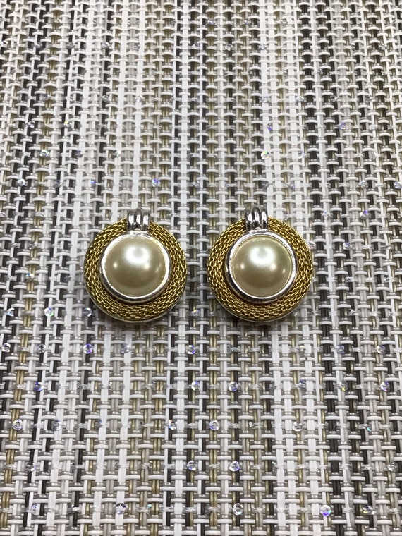 Vintage 90s Clip-On earrings, Ladies gold tone ea… - image 1