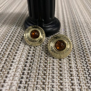 Vintage 80s Clip-on earrings gold tone with brown stone.