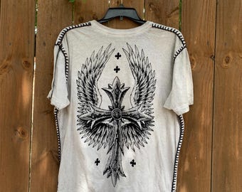 Koszulka męska z dekoltem w serek „Gotycki krzyż/skrzydła” Y2K Vintage, rozmiar XXL, styl grunge, gotycki, malgoth, lata 2000., retro.