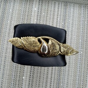 Vintage 90s gold tone pear pin.