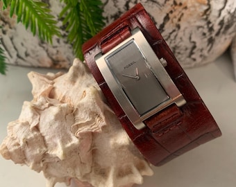 Vintage Fossil Gold and Burgundy Leather Timepiece Vintage Rectangular Fossil F2 Date Watch with Burgundy  main image 2