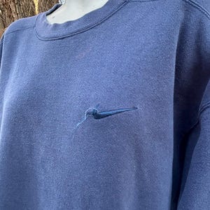 1999-2000-talet Vintage Nike Small Swoosh broderad logotyp blå tröja storlek XL tillverkad i USA, Klassisk Vintage, Urban Outfitters, Streetwear. bild 3