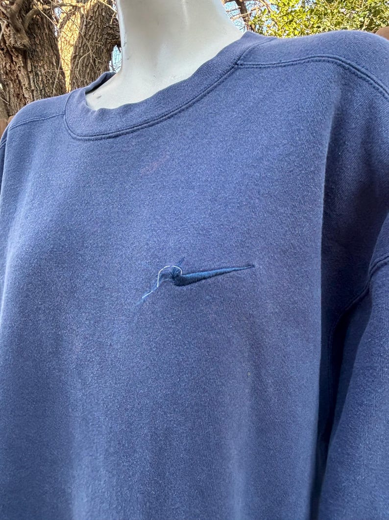 1999-2000-talet Vintage Nike Small Swoosh broderad logotyp blå tröja storlek XL tillverkad i USA, Klassisk Vintage, Urban Outfitters, Streetwear. bild 3