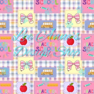 Könnte beinhalten: Ein sich wiederholendes Muster mit Illustrationen zum Thema Schule. Rosa, gelbe und blaue Quadrate enthalten Bilder eines roten Apfels, eines Schulbusses, einer Schleife und eines Bleistifts. Der Hintergrund ist ein Karomuster. Der Text "BACK TO SCHOOL" und "Lee Anna's Design Shop" ist ebenfalls sichtbar.