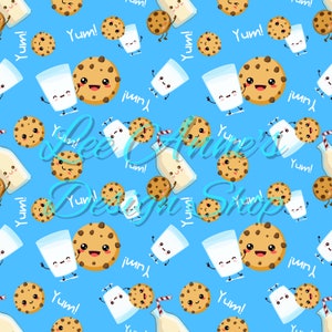 Puede incluir: Un patrón repetitivo sobre un fondo azul claro presenta galletas con chispas de chocolate sonrientes, vasos de leche y botellas de leche con pajitas a rayas rojas y blancas. La palabra "Yum!" está dispersa por todo el diseño.
