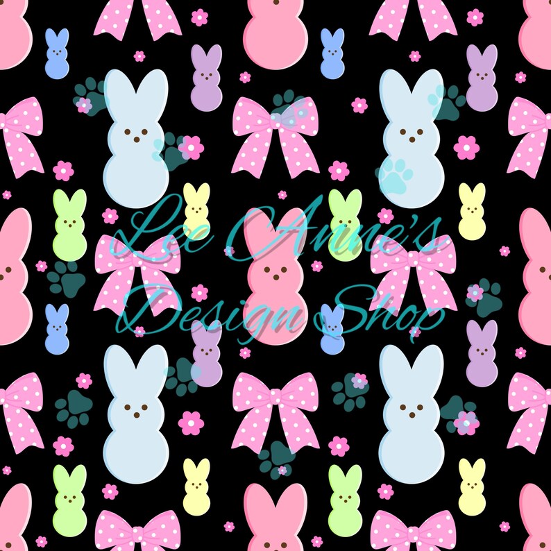 Op de afbeelding: Een naadloos patroon met pastelkleurige marshmallow peeps in de vorm van konijnen, strikken met witte stippen en kleine roze bloemen op een zwarte achtergrond.