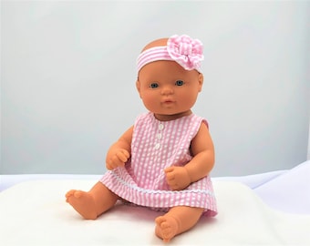 Conjunto de juego de verano y primavera para muñeca bebé de algodón seersucker Miniland Minikane de 12 y 15 pulgadas en rosa, azul, lavanda y coral.