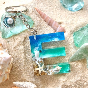 C/ 1 CHARM GRÁTIS. Chaveiro personalizado com inicial e número. Estilo praia/oceano. subaquático. Conchas reais e pedras de areia