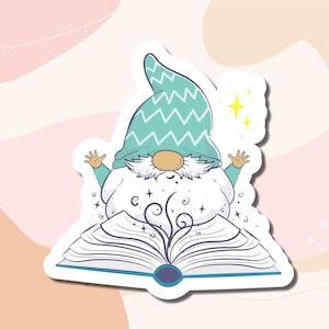 Peut inclure: Un gnome vert et blanc avec une barbe blanche est assis sur un livre ouvert avec des motifs tourbillonnants et des étoiles qui sortent du livre. Le gnome porte un chapeau pointu vert et blanc.