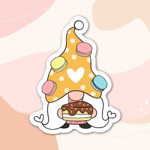 Sticker gnome cake — Gnome doux tenant un gâteau, autocollant mignon pour agenda, ordinateur portable, amateurs de café et fans de desserts