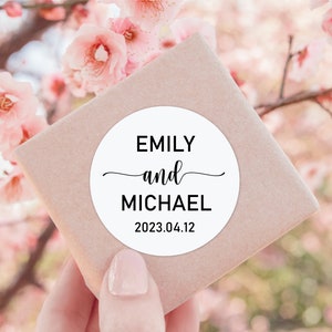 Sticker personnalisé 1,5 po. – Deux noms et date personnalisés – Cadeau de mariage, étiquette cadeau pour couple, sticker rond brillant