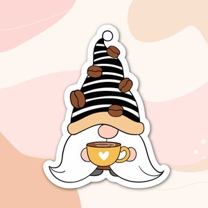 Sticker gnome café — Gnome mignon confortable tenant une tasse à café, parfait pour un ordinateur portable, une bouteille d'eau, une décoration d'agenda