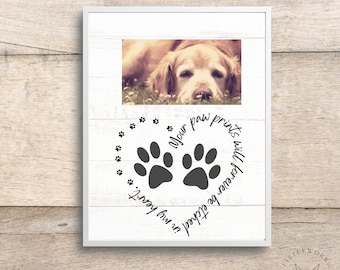 Puede incluir: Foto enmarcada en blanco con una imagen de un perro golden retriever en la parte superior. La parte inferior presenta un diseño de huellas de patas en blanco y negro con el texto "Tus huellas de patas quedarán grabadas para siempre en mi corazón."