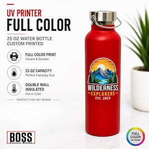 Puede incluir: Una botella de agua roja de 739 ml con tapa plateada y un estampado gráfico de montañas, árboles, un río y un sol. El texto en la botella dice Wilderness Explorers Est. 2023. La imagen incluye texto sobre impresión UV a todo color.