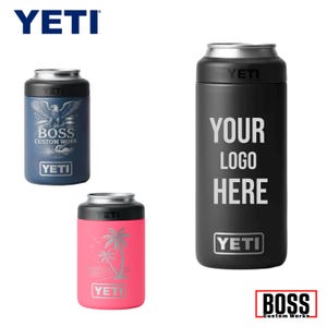Op de afbeelding: Drie YETI-blikjeskoelers worden getoond. Eén is blauw met een adelaarsafbeelding en de tekst "BOSS CUSTOM WORK". Een andere is zwart met de tekst "YOUR LOGO HERE". De derde is roze met een palmboomafbeelding.