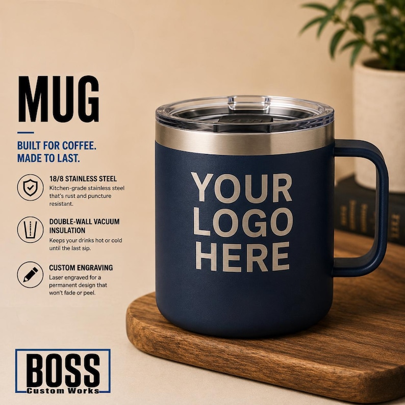 Puede incluir: Una taza de acero inoxidable azul oscuro con tapa transparente y asa. La taza presenta el texto grabado con l&aacute;ser 'YOUR LOGO HERE' en el frente. El texto a la izquierda enumera caracter&iacute;sticas como acero inoxidable 18/8, aislamiento al vac&iacute;o de doble pared y grabado personalizado, con la marca 'BOSS Custom Works' en la parte inferior.