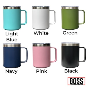 Puede incluir: Seis tazas de acero inoxidable con tapas transparentes, cada una con un acabado mate s&oacute;lido en azul claro, blanco, verde, azul marino, rosa o negro. Cada taza incluye un asa lateral a juego y un borde plateado. Texto BOSS Custom Works visible.
