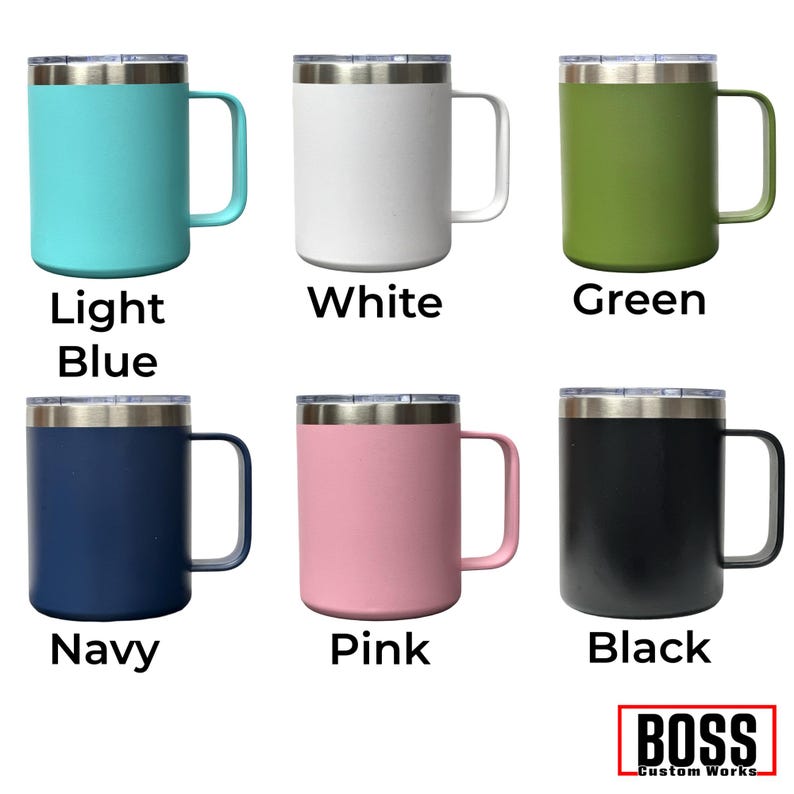 Puede incluir: Seis tazas de acero inoxidable con tapas transparentes, cada una con un acabado mate s&oacute;lido en azul claro, blanco, verde, azul marino, rosa o negro. Cada taza incluye un asa lateral a juego y un borde plateado. Texto BOSS Custom Works visible.