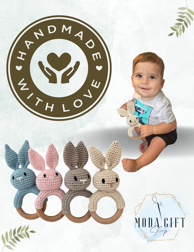 Pu&ograve; includere: Quattro giocattoli sonagli a forma di coniglio all'uncinetto con anelli di legno. I conigli sono blu, rosa, grigi e beige. I giocattoli sono fatti a mano e hanno il testo "Handmade with Love" su un cerchio marrone.