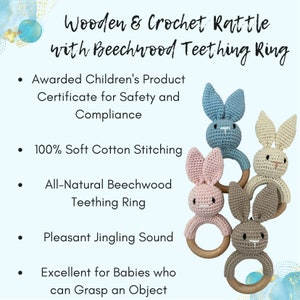 Pu&ograve; includere: Un anello da dentizione in legno con tre sonagli di coniglio all'uncinetto attaccati. I conigli sono rosa, blu e marroni. Il testo sull'immagine dice "Wooden & Crochet Rattle with Beechwood Teething Ring".