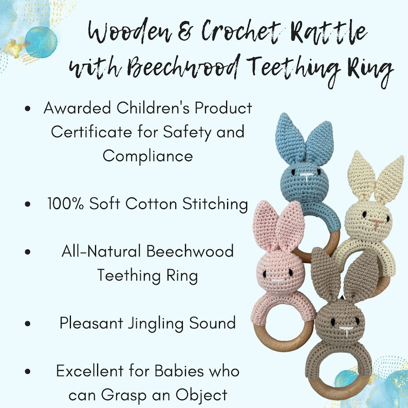 Pu&ograve; includere: Un anello da dentizione in legno con tre sonagli di coniglio all'uncinetto attaccati. I conigli sono rosa, blu e marroni. Il testo sull'immagine dice "Wooden & Crochet Rattle with Beechwood Teething Ring".