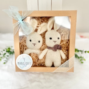 Baby Osterhase Geschenk-Set Neutral gehäkelte Rassel & gefüllte Hase Spielzeug/Lovey/Stuffy Skwish Rassel, nachhaltige Bio-Baumwolle, Holzrassel
