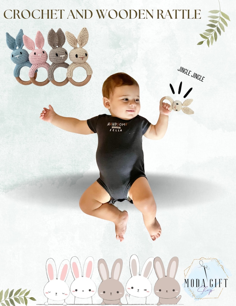 Pu&ograve; includere: Un set di quattro sonagli a forma di coniglio all'uncinetto con anelli di legno. I giocattoli sono in blu, rosa, grigio e beige. Un bambino tiene un sonaglio simile. Il testo "Jingle Jingle" &egrave; scritto sopra il bambino. Il testo "HANDSOME LITTLE FELLA" &egrave; sulla maglietta del bambino. L'immagine include anche una fila di cinque coniglietti dei cartoni animati in basso.