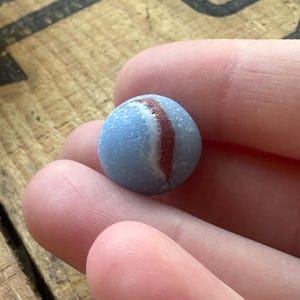 Marbre de verre bleu marine opaque, rouge et blanc | plage écossaise trouver | Billes usées par la mer