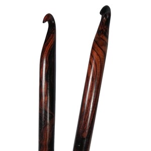 Op de afbeelding: Twee houten Tunesische haaknaalden met een donkerbruin en zwart houtnerfpatroon.