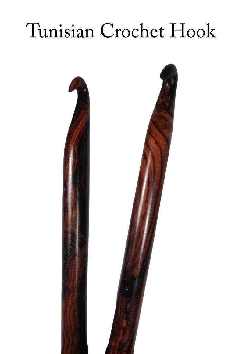 Op de afbeelding: Twee houten Tunesische haaknaalden met een donkerbruin en zwart houtnerfpatroon.