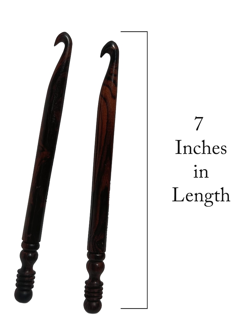 Op de afbeelding: Twee houten haaknaalden met bruin en zwart gestreepte handvatten. Elke haaknaald is 17,78 cm lang.