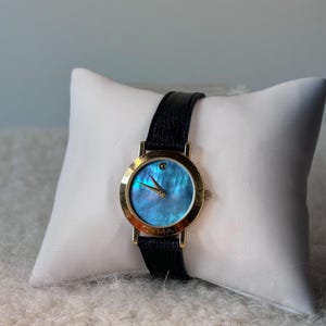 Vintage Cyma LeLocle schweizisk klocka: guldfärgad, ödlearmband, minimalistisk design